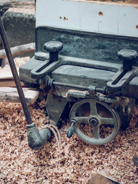 木工のための黒い専門の機械類用ツールおよび田園部の農村地域の剃りと地面に置かれた車輪が付いている木を形作る — ストック写真