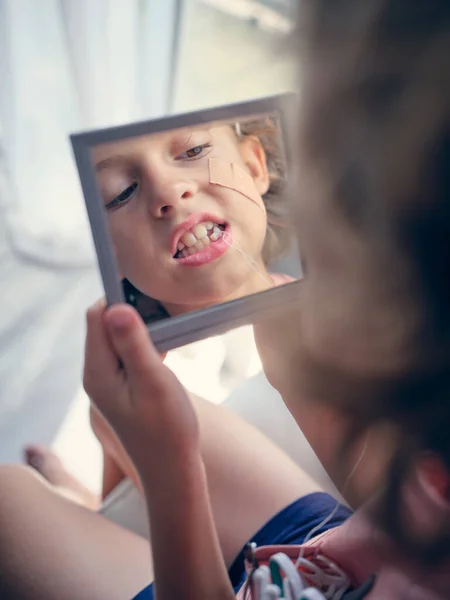 Från Ovan Gröda Modig Pojke Tittar Reflektion Spegeln Samtidigt Dra — Stockfoto