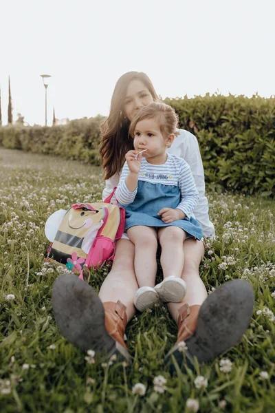 Giovane Donna Allegra Bambina Con Lecca Lecca Seduta Sull Erba — Foto Stock
