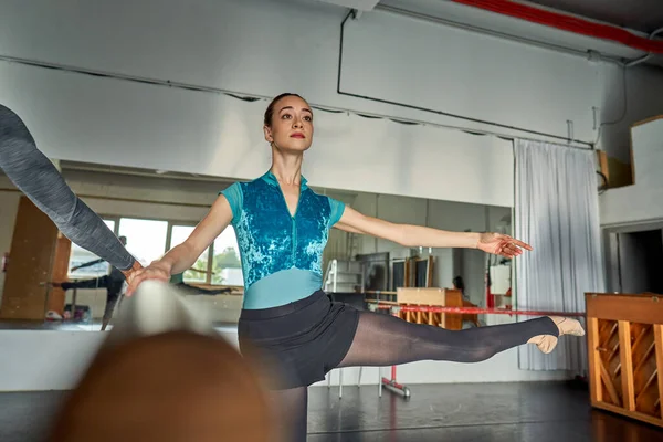 Bailarín Ballet Calentándose Bailando Una Academia Danza — Foto de Stock