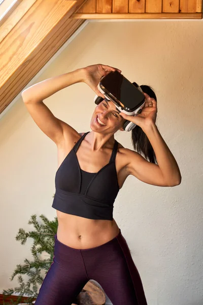 Lachende Vrouwelijke Atleet Dragen Beha Leggings Stretching Lichaam Terwijl Vaststelling — Stockfoto