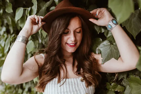 Привлекательная Длинноволосая Счастливая Женщина Шляпе Посреди Зеленых Листьев — стоковое фото