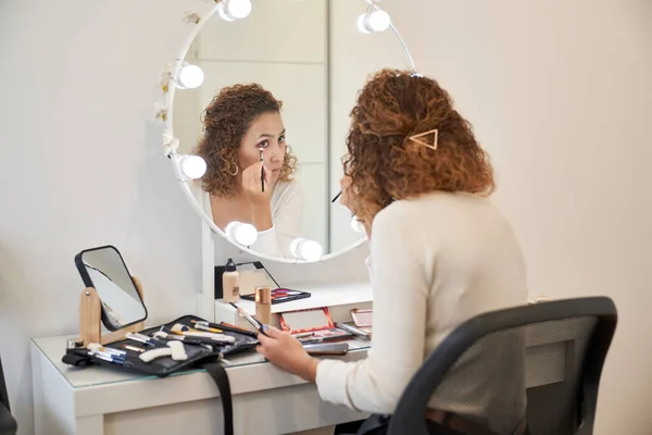 Back View Attractive Female Applying Eyeshadow While Looking Mirror Sitting — Stock Photo, Image