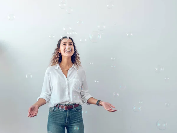 Fröhliche Frau Die Freude Ausdrückt Und Erstaunt Auf Fallende Seifenblasen — Stockfoto