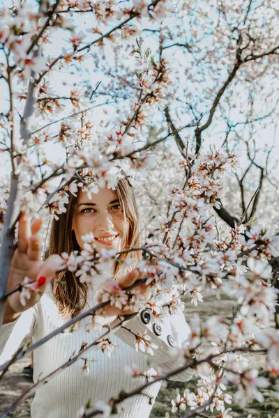 Ung Lycklig Kvinna Mellan Träd Trädgården — Stockfoto
