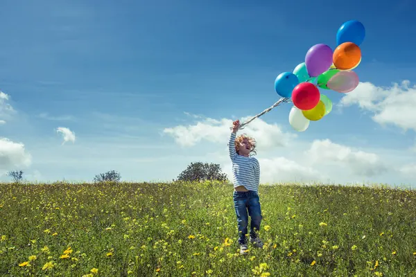 Χαρούμενο Παιδί Κοιτάζει Ψηλά Ενώ Στέκεται Στη Φύση Του Καλοκαιριού — Φωτογραφία Αρχείου