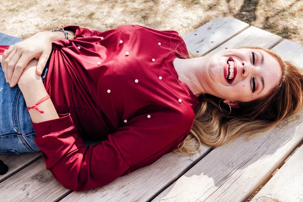 Smiling Woman Laying Picnic Table — Stock Photo, Image