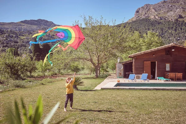 Preescolar Jugando Con Cometa Colores Cielo Día Verano Cerca Casa — Foto de Stock