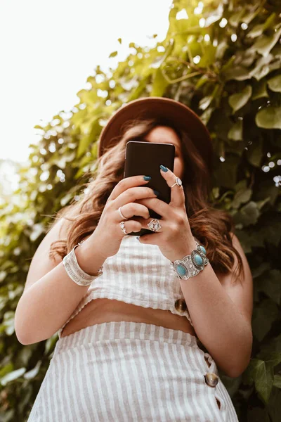 Oigenkännlig Långhårig Attraktiv Kvinna Hatt Meddelanden Mobiltelefon — Stockfoto