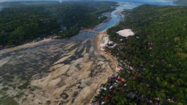 Nusa Lembongan adasının havadan görünüşü, orman yakınlarındaki su altı algleri ve Endonezya 'daki evler.