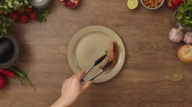 Gerçek zamanlı ekin, anonim aşçı ev yapımı sosis ve mutfak maşası ile soğan koyuyor.