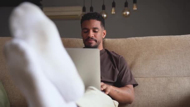 Von Unten Fokussierter Afroamerikanischer Freiberufler Der Auf Dem Laptop Tippt — Stockvideo