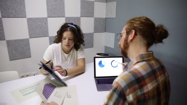 Pozitivní Vousatý Muž Kostkované Košili Brýlemi Sedí Stolu Prohlížení Notebooku — Stock video