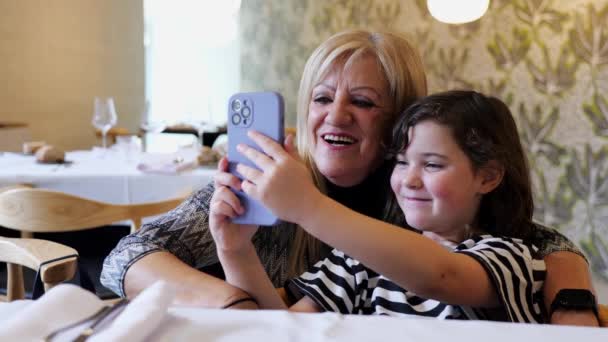 Veselý Babička Vnučka Sedí Stolu Přičemž Selfie Smartphone Zatímco Tráví — Stock video