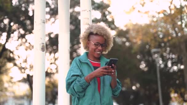 Positive Junge Afroamerikanerin Sportbekleidung Und Brille Lächelt Und Schaut Auf — Stockvideo
