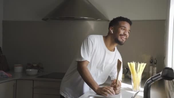 Zijaanzichten Van Afro Amerikaanse Man Die Glimlacht Zingt Houten Spatel — Stockvideo