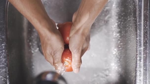 Angolo Alto Anonimo Chef Etnico Maschile Lavare Pomodori Rossi Freschi — Video Stock
