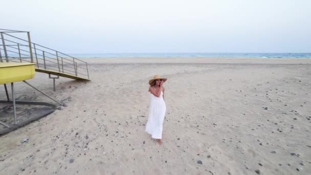 Bella Giovane Donna Abito Bianco Sulla Spiaggia Fuerteventura — Video Stock