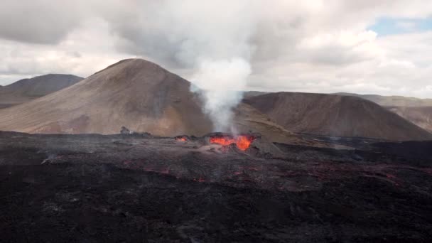 Splashes Lava Laranja Quente Que Irrompe Pico Montanha Vulcânica Cercada — Vídeo de Stock