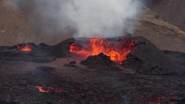 Salpicaduras Lava Naranja Caliente Erupción Desde Pico Montaña Volcánica Rodeado — Vídeos de Stock
