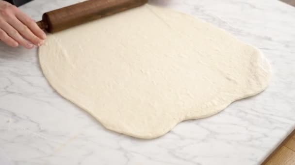 Tempo Reale Raccolto Anonimo Cuoco Grembiule Prendendo Mattarello Stendere Pasta — Video Stock