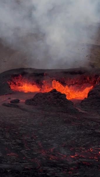 Zlanda Dumanla Çevrili Volkanik Dağ Zirvesinden Fışkıran Sıcak Turuncu Lavlar — Stok video