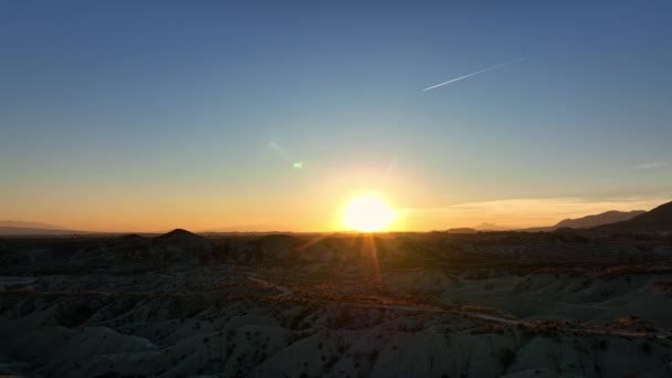 Akşam Vakti Kuru Kayalık Tepelerin Arasından Geçen Görkemli Turuncu Günbatımı — Stok video