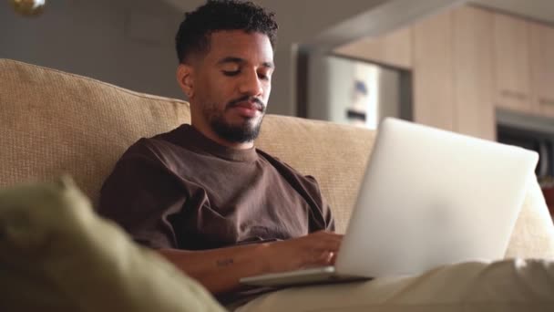 Alulról Fókuszált Afro Amerikai Férfi Szabadúszó Gépelés Laptopon Miközben Távolról — Stock videók