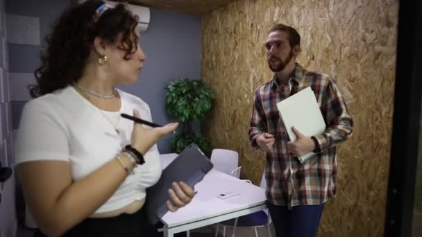 Real Time Tracking Shot Bearded Man Checkered Shirt Talking Female — Stockvideo