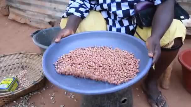 Crop Anonieme Afrikaanse Vrouw Mengen Koffiebonen Rieten Mand Tijdens Het — Stockvideo