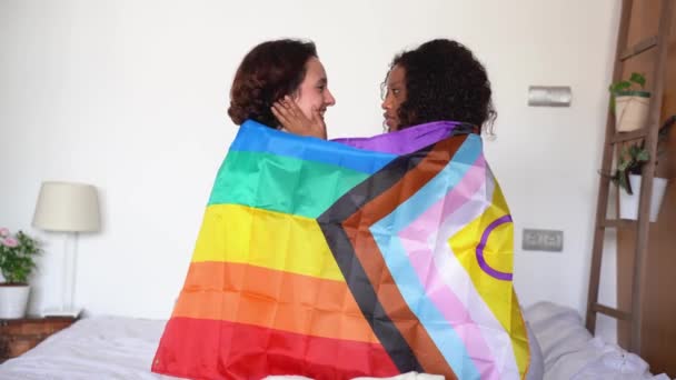年轻的多种族同性恋夫妇在白墙的衬托下互相拥抱 微笑着拥抱对方的侧影 — 图库视频影像