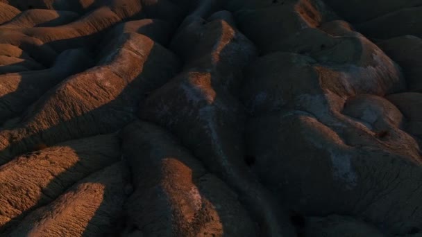 日没時にバードランドの荒れた不均一な固体表面の周りの空中ビューパン — ストック動画
