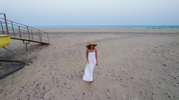 Bella Giovane Donna Abito Bianco Sulla Spiaggia Fuerteventura — Video Stock