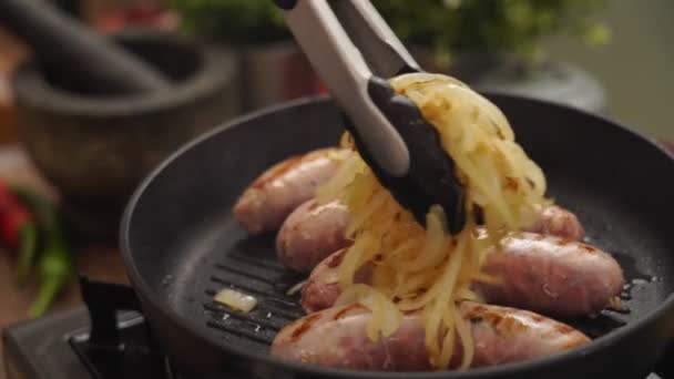 뜨거운 맛있는 소시지와 양파를 익명의 사람의 실시간 — 비디오