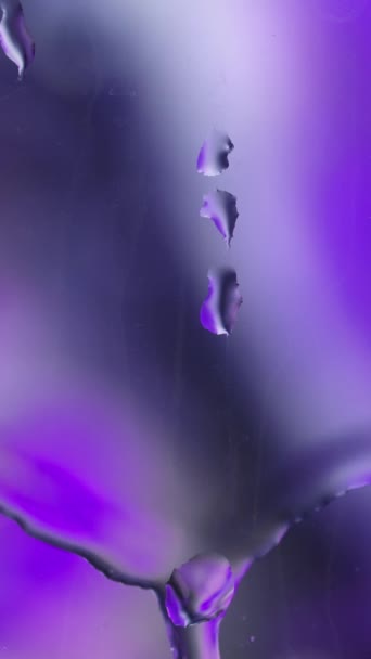 在紫色模糊的背景下 透过玻璃表面撒满雨滴的水的窗户 即时进行遮挡 — 图库视频影像