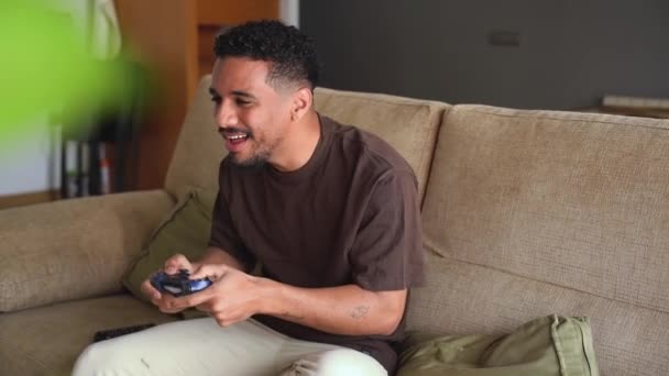 Feliz Hombre Afroamericano Étnico Sonriendo Jugando Videojuego Con Joystick Mientras — Vídeo de stock