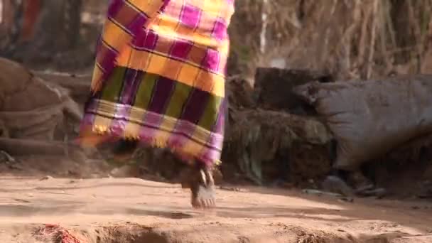 Afrikalıların Renkli Damalı Kıyafetlere Sarılı Statik Görüntüleri Bissagos Adaları Nda — Stok video