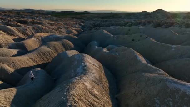 Drone Ansicht Schwenk Unkenntlich Reisenden Fuß Auf Rauen Unebenen Felsformationen — Stockvideo