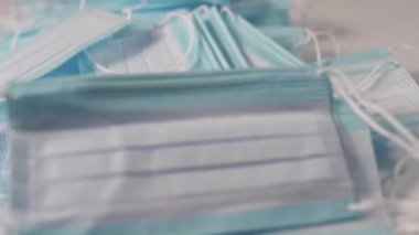 Stüdyoda düşen tıbbi maskeler, koronavirüsten korunma kavramını gösteriyor.