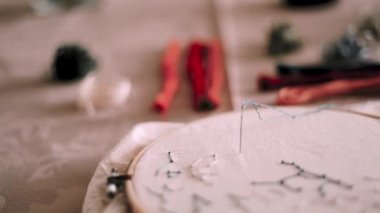 Yıldız takımyıldızlarının nakış işlemeleri keskin iğneli beyaz kumaş üzerinde halka şeklinde dokuma yaparlar.