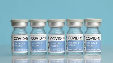 Coronavirus covid aşıları arka plandaki laboratuvarda, kapatın.