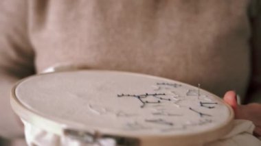 Hafif atölyede otururken çember ve iplikçik nakışlı yıldız takımyıldızlarının yan görünümü