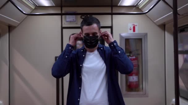 Młody Mężczyzna Odzieży Casual Zakładający Maskę Podczas Dojazdów Pracy Transporcie — Wideo stockowe