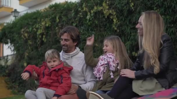 Keluarga Bahagia Dengan Anak Anak Kecil Tersenyum Dan Duduk Halaman — Stok Video