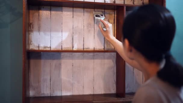 Mobilyaları Yenilerken Boyalı Fırçalı Tahta Rafları Beyaz Renklerle Boyayan Etnik — Stok video