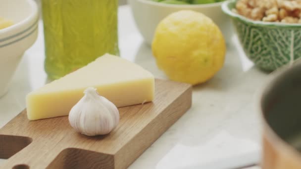 Von Oben Ein Stück Käse Mit Knoblauch Auf Einem Holzschneidebrett — Stockvideo