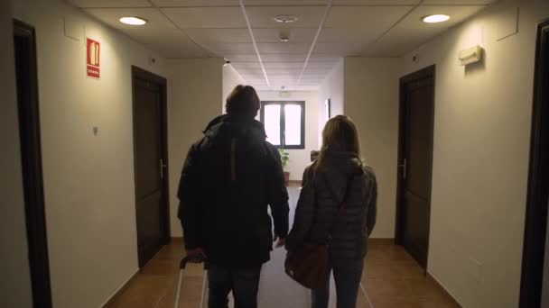 Otelin Koridorunda Yürürken Seyahat Sırasında Mutlu Koşan Çocuklarla Birlikte Oda — Stok video