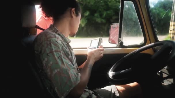 Hispanik Bir Adam Minibüs Yolculuğu Sırasında Otoyol Yakınındaki Kontrol Noktasında — Stok video