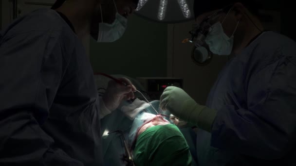 Zijaanzicht Van Gewas Onherkenbaar Mannelijke Plastisch Chirurg Met Assistent Uniformen — Stockvideo
