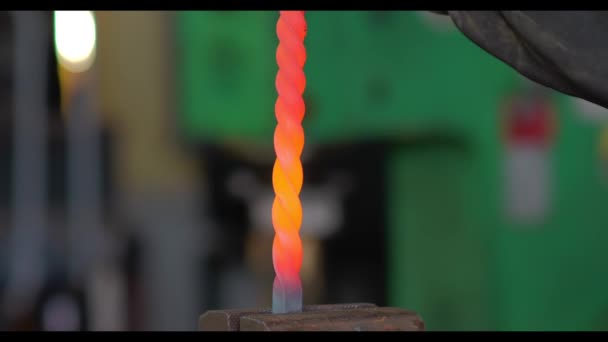 Demircilikte Çalışırken Isıtılmış Metali Bükerken Kerpeten Kullanan Koruyucu Eldivenli Tanınmaz — Stok video